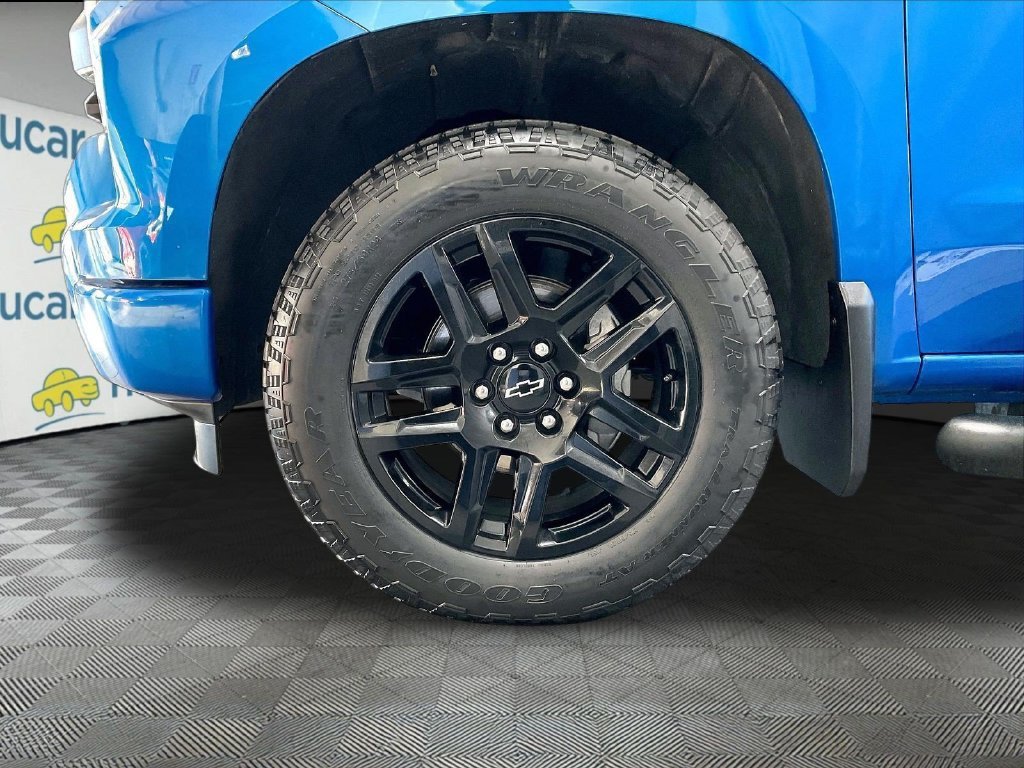 Used 2023 Chevrolet Silverado 1500 Custom w/ 2.7L Blackout Package AWD/4WD image 7