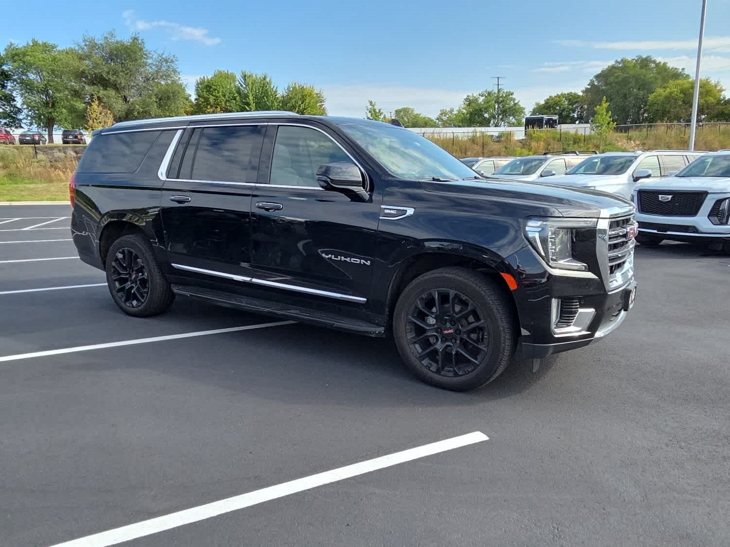 Used 2022 GMC Yukon XL SLT w/ SLT Premium Package AWD/4WD image 2