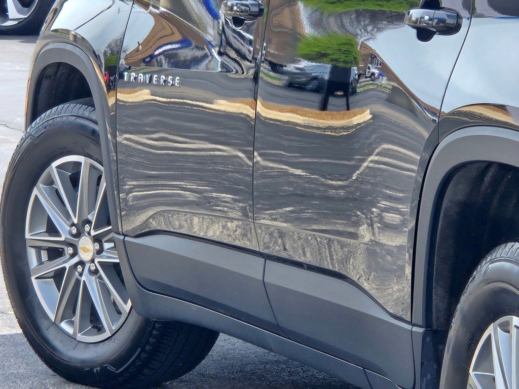 Used 2023 Chevrolet Traverse LT image 18