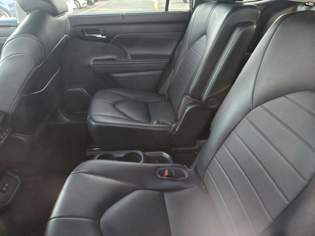 Used 2021 Toyota Highlander XLE FWD image 23