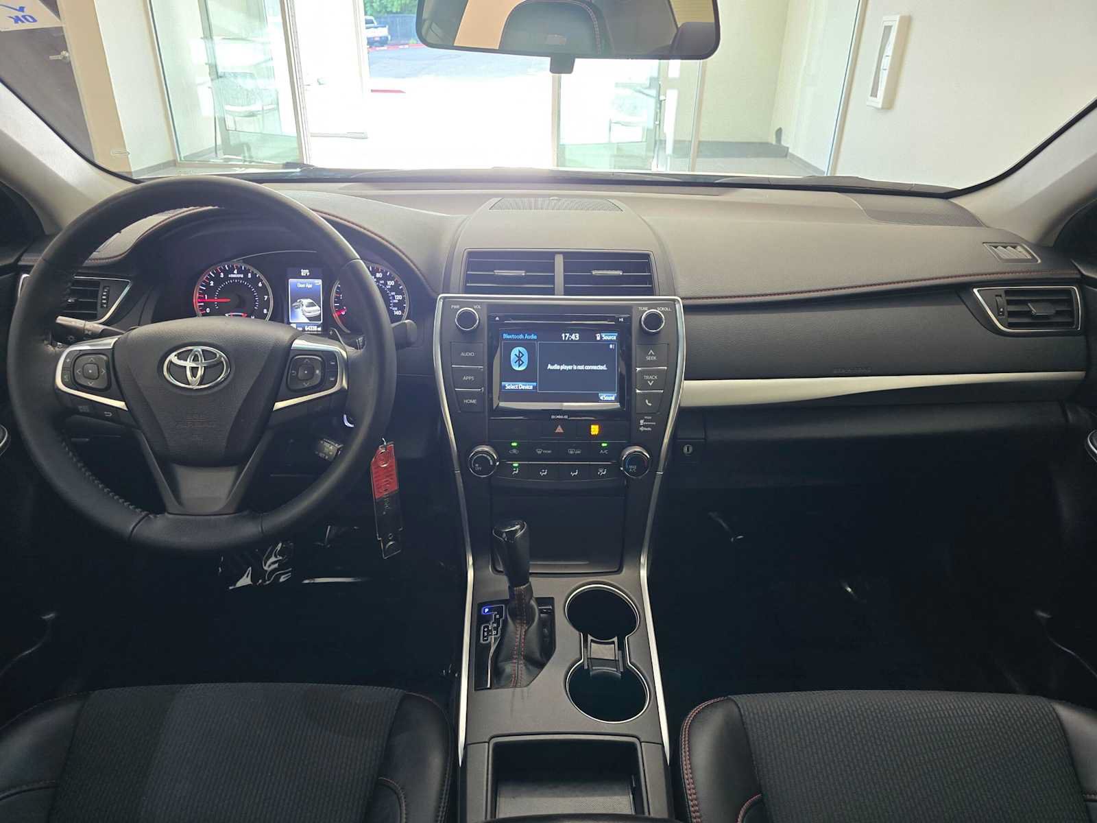 Used 2016 Toyota Camry SE w/ Moonroof Package FWD image 10