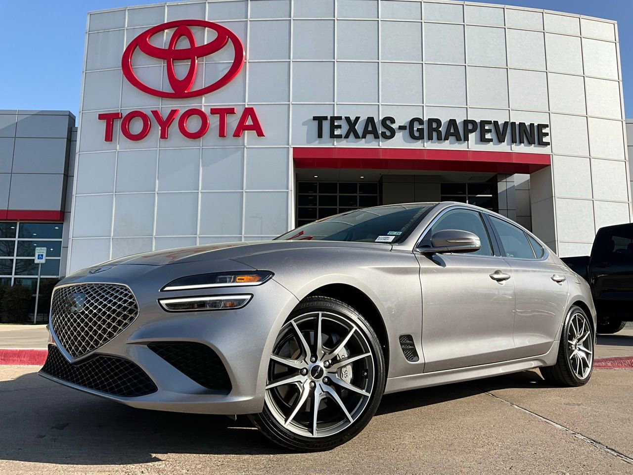 Used 2025 Genesis G70 2.5T image 2