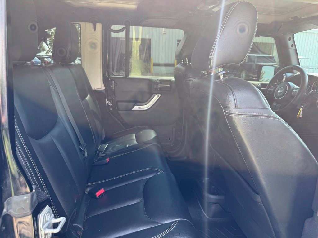 Used 2015 Jeep Wrangler Unlimited Rubicon w/ Connectivity Group AWD/4WD image 11
