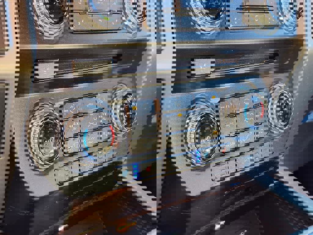 Used 2016 Ford F150 Platinum w/ Equipment Group 701A Luxury image 18