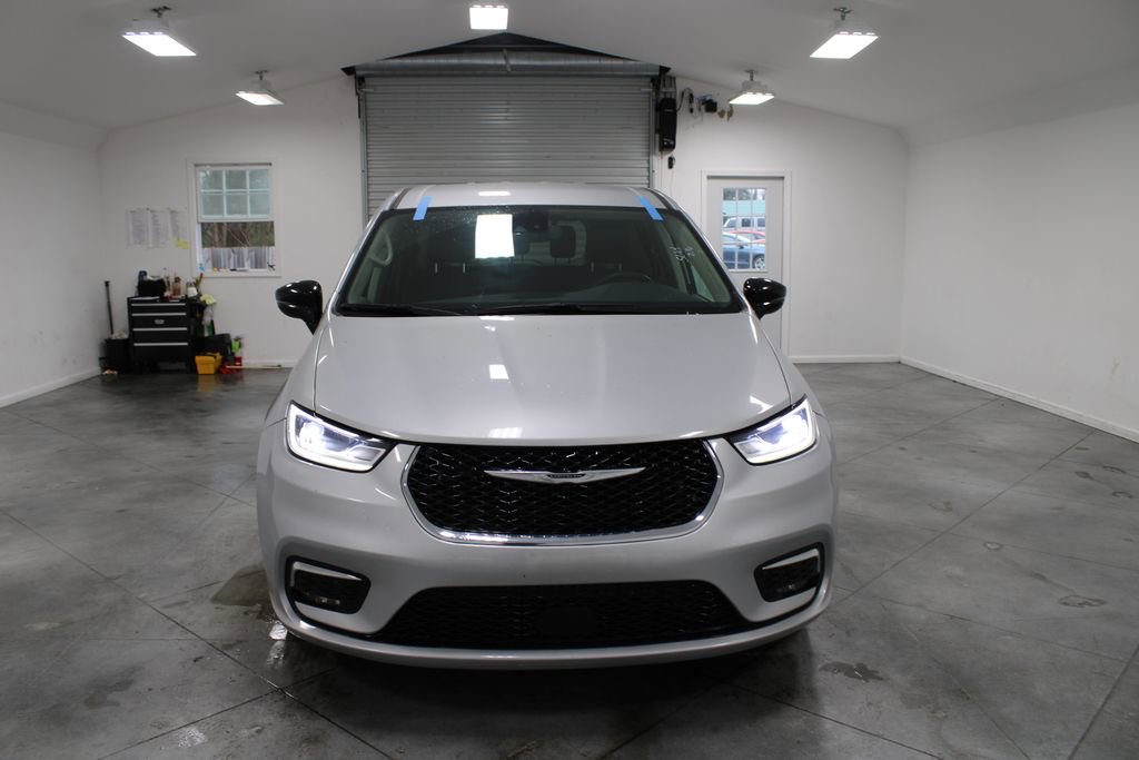 Used 2024 Chrysler Pacifica Touring-L image 3