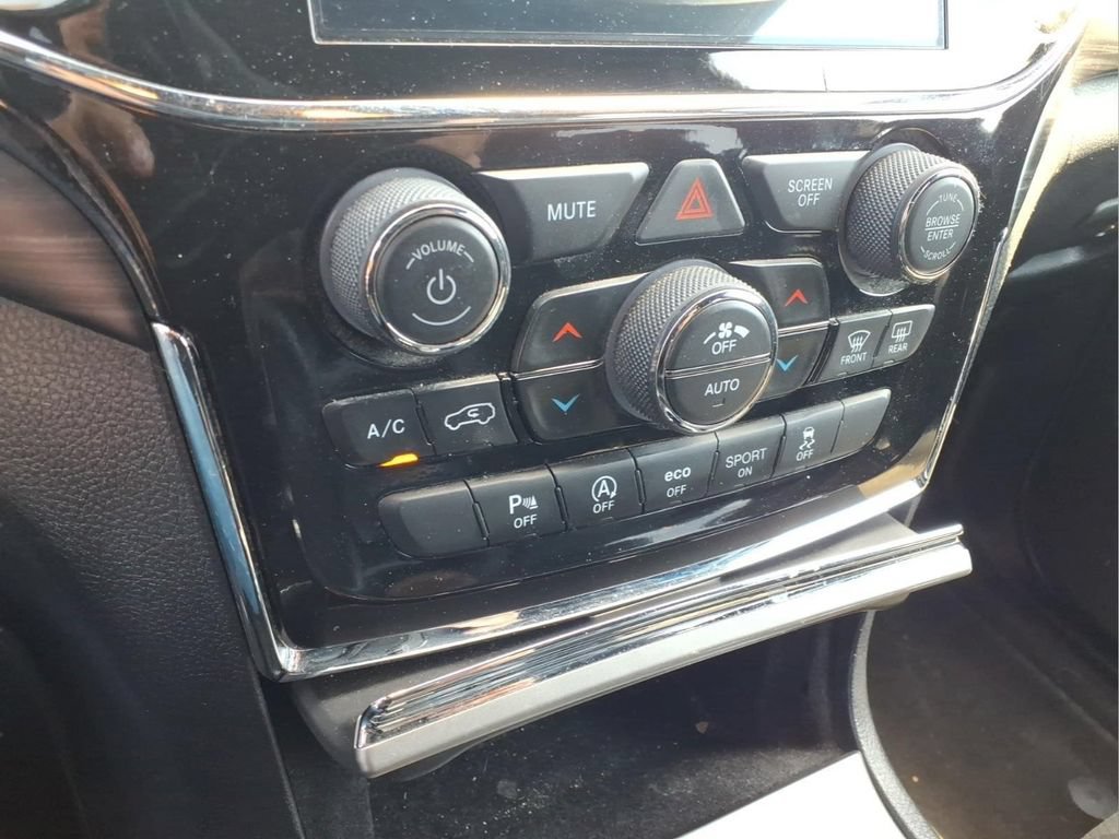 Used 2022 Jeep Grand Cherokee Laredo X AWD/4WD image 10