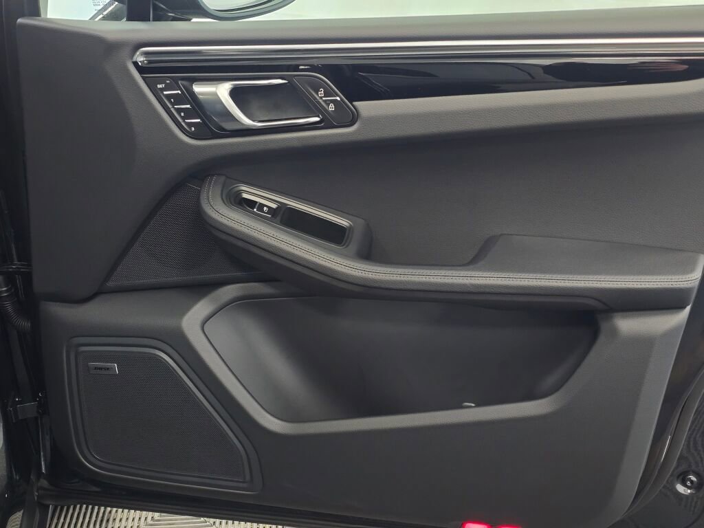 Certified 2025 Porsche Macan image 26