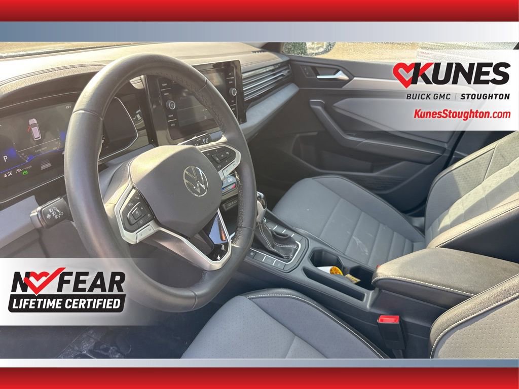 Used 2025 Volkswagen Jetta SE image 21