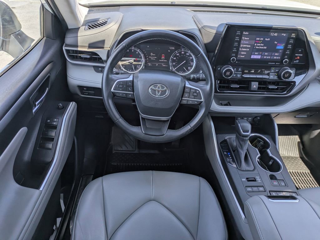 Used 2022 Toyota Highlander XLE AWD/4WD image 17