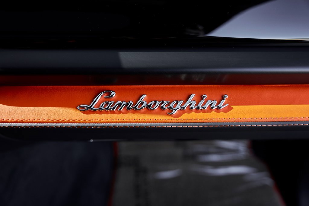 Used 2025 Lamborghini Urus SE image 44