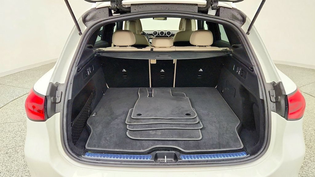 Used 2025 Mercedes-Benz GLC 350e 4MATIC w/ Driver Assistance Package image 21