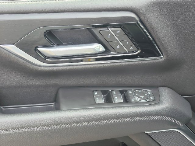 Used 2025 GMC Yukon XL Denali AWD/4WD image 23