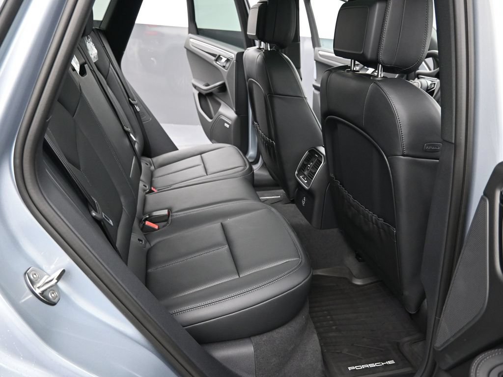 Certified 2026 Porsche Macan AWD/4WD image 19