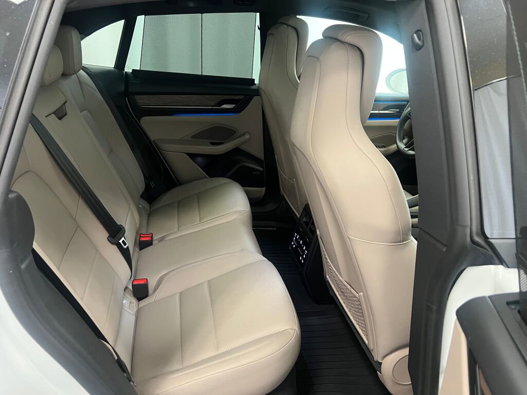 Certified 2025 Porsche Macan Electric image 25