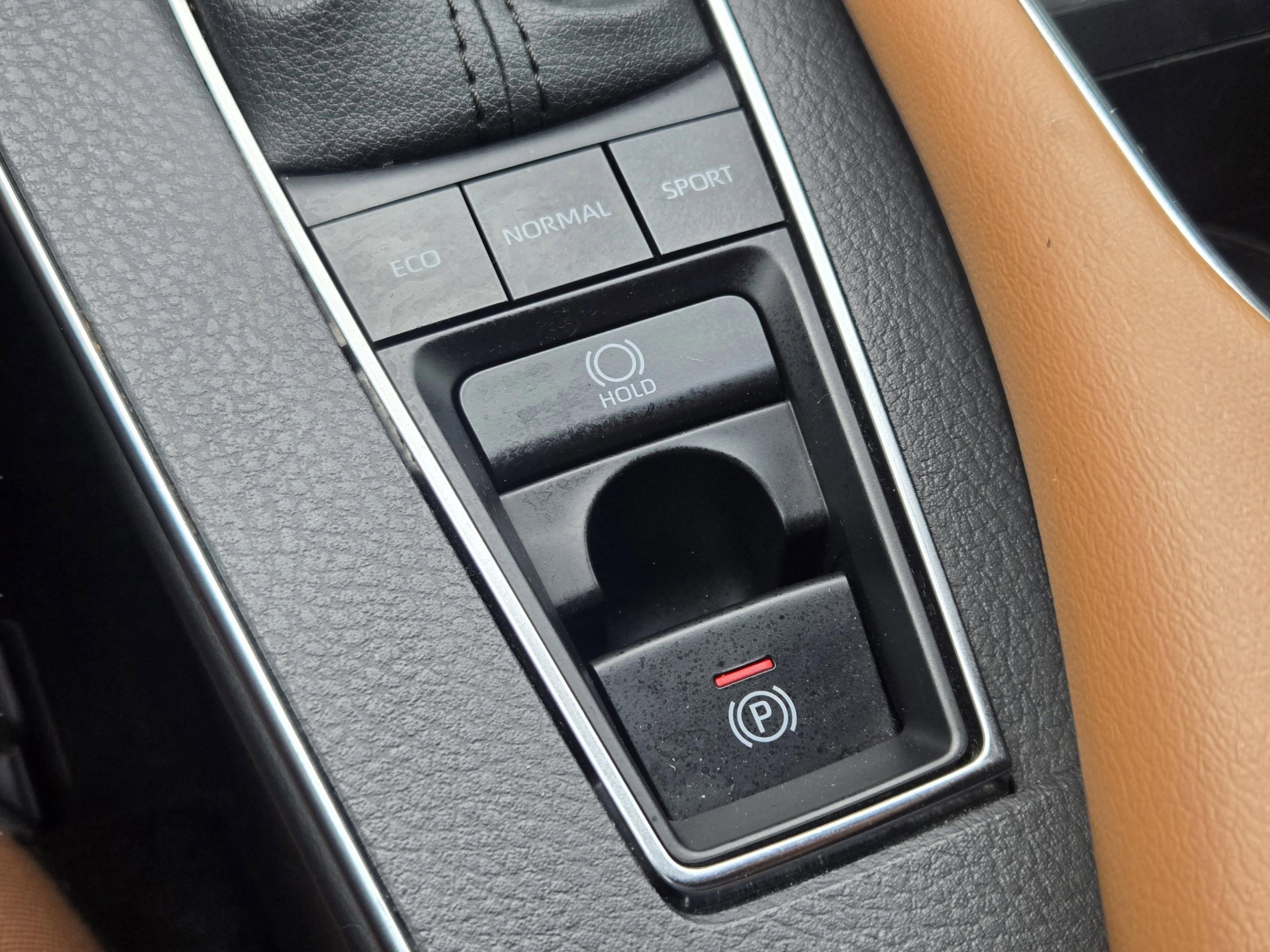 Used 2022 Toyota Avalon Limited image 13