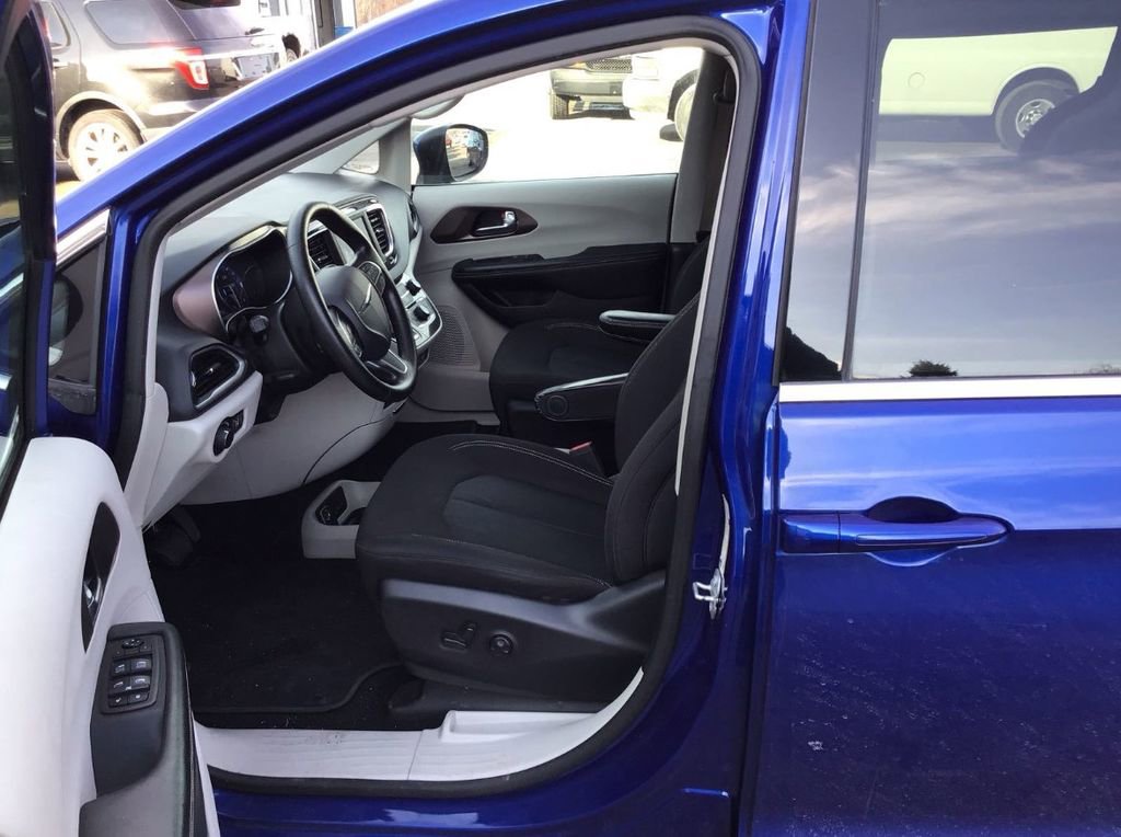 Used 2021 Chrysler Voyager LX image 3