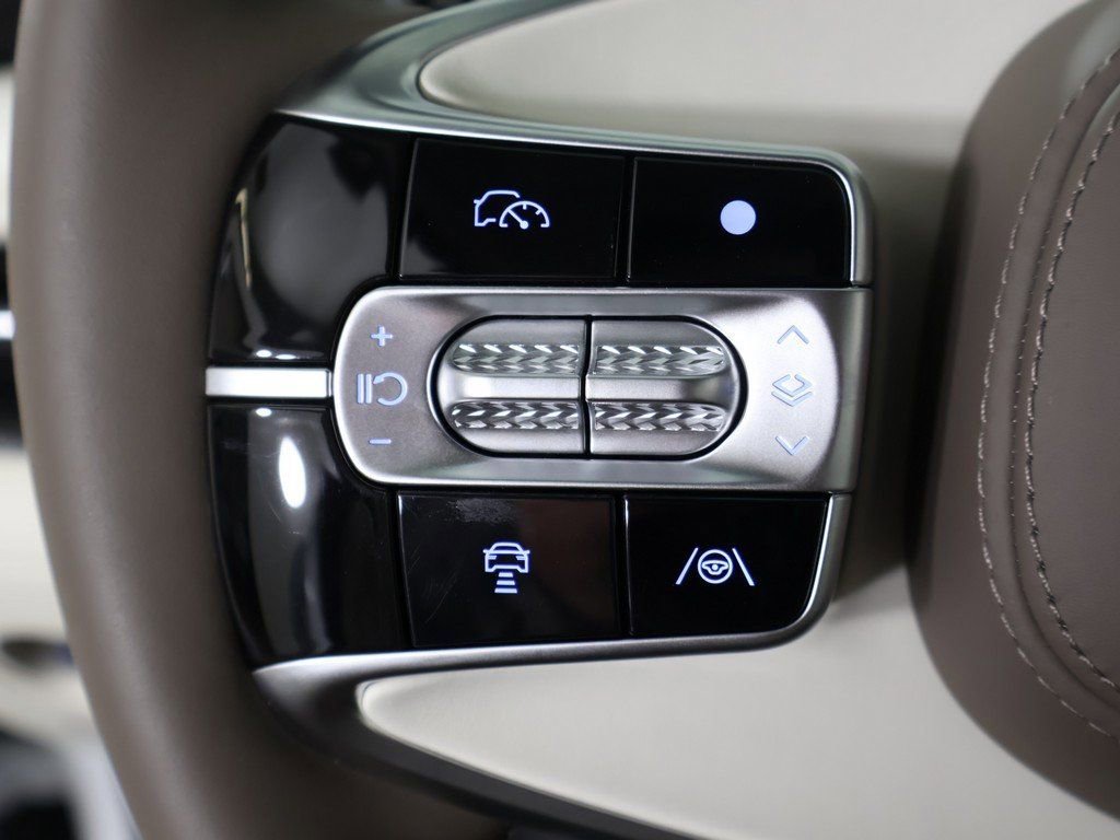 Used 2025 Genesis G90 3.5T image 56