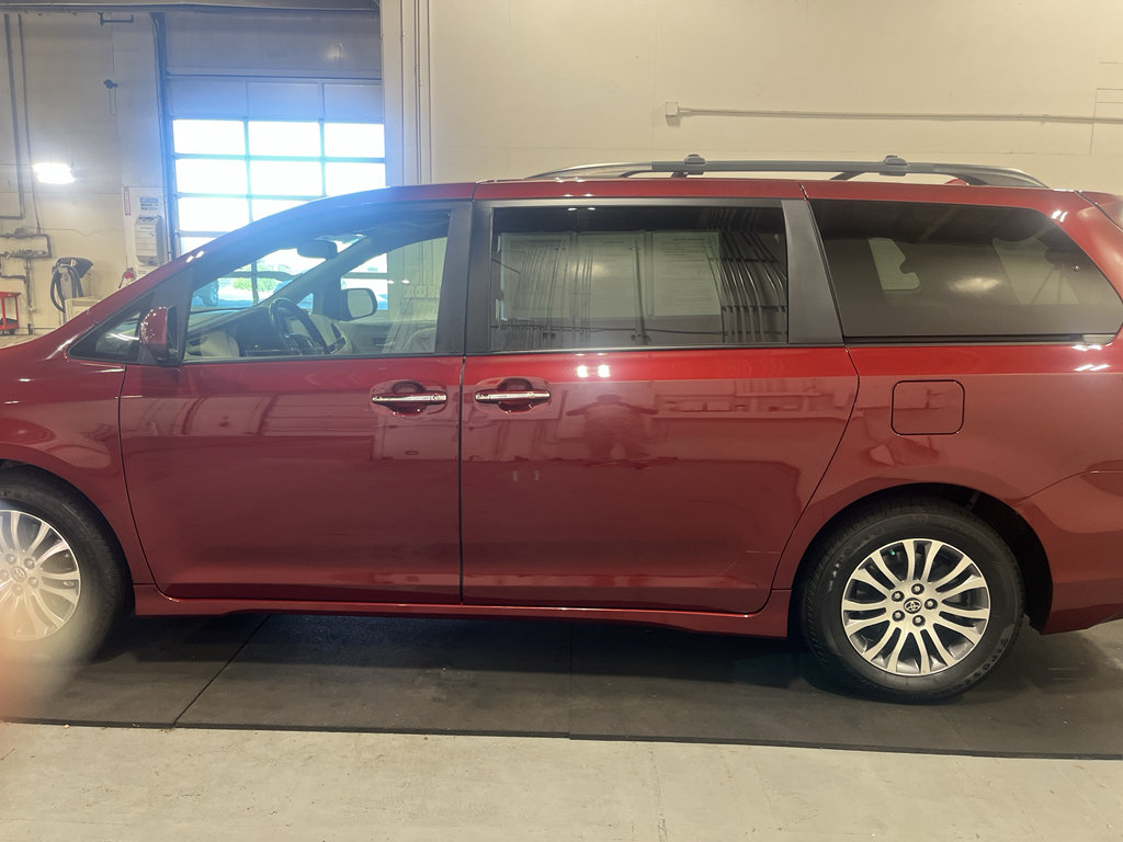 Used 2020 Toyota Sienna XLE Premium w/ Carpet Mat Package FWD image 14