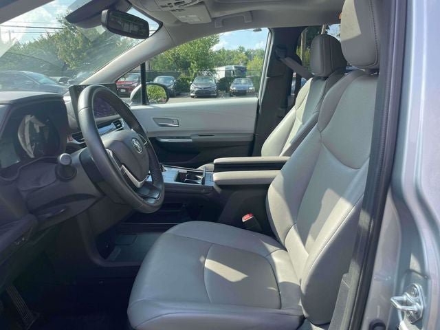 Certified 2025 Toyota Sienna XLE FWD image 17