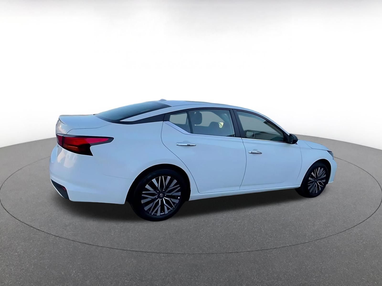 Used 2025 Nissan Altima 2.5 SV FWD image 15