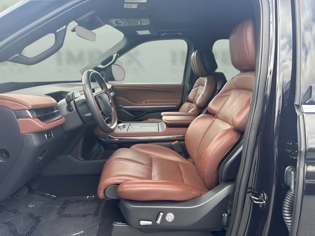 Used 2025 Lincoln Navigator Reserve AWD/4WD image 5