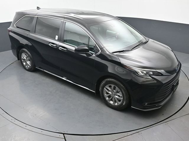 Used 2025 Toyota Sienna XLE image 49