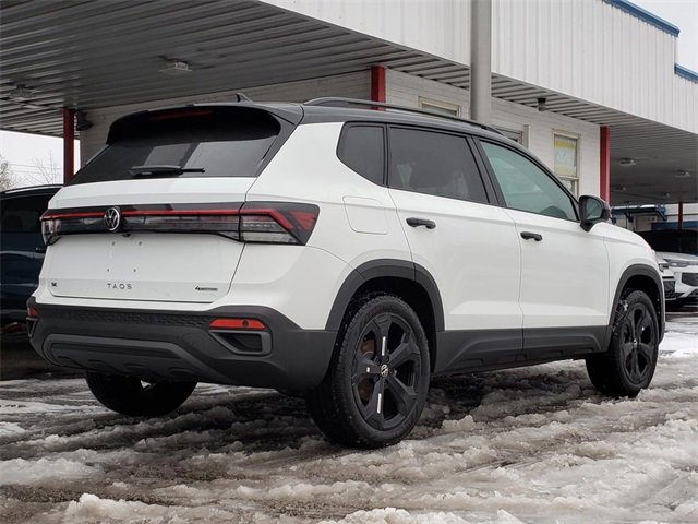 New 2026 Volkswagen Taos SE image 3