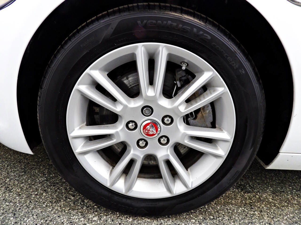 Used 2019 Jaguar XE Premium image 18