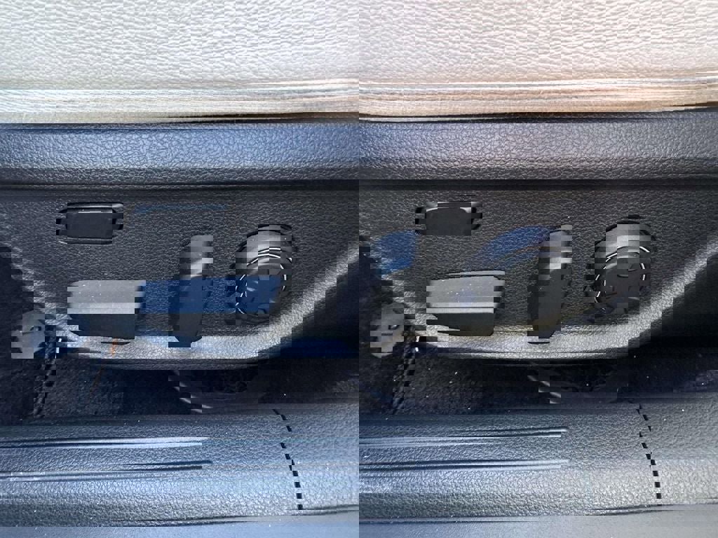 Used 2025 Genesis G70 3.3T Advanced image 17