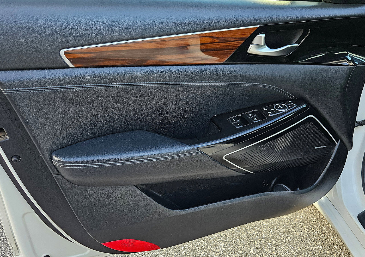 Used 2017 Kia Cadenza Premium w/ Luxury Package image 9