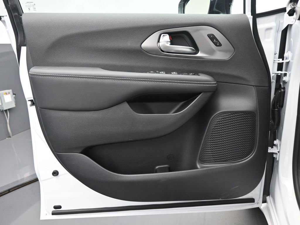 New 2026 Chrysler Pacifica Select image 12