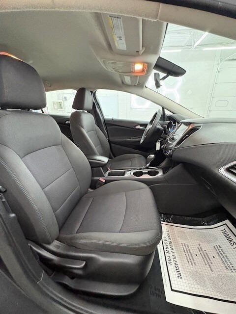 Used 2017 Chevrolet Cruze LT image 19