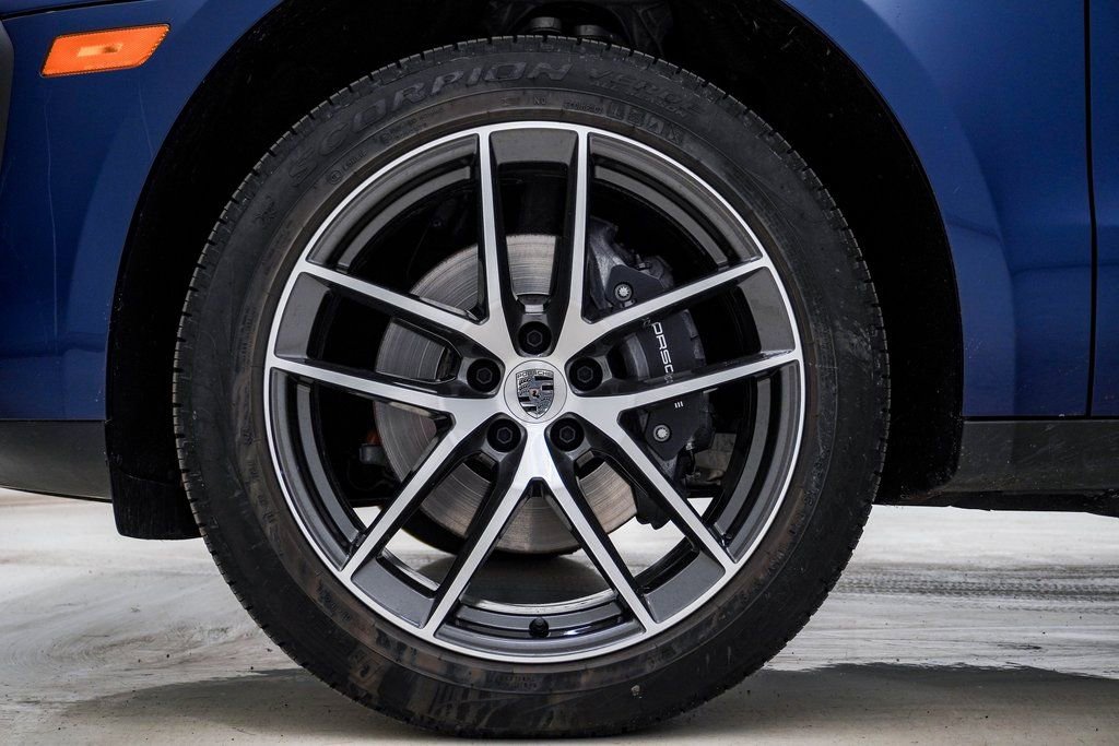 Certified 2025 Porsche Macan image 13
