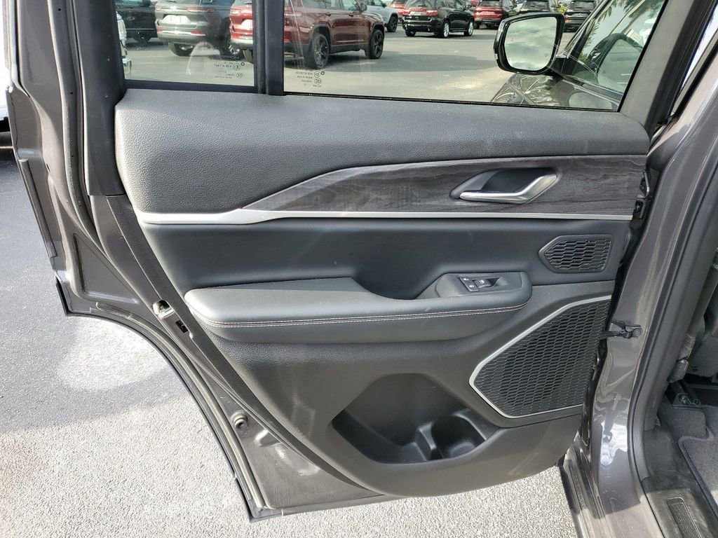 Used 2022 Jeep Grand Cherokee Limited image 9