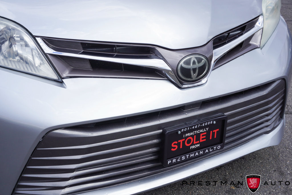 Used 2018 Toyota Sienna XLE w/ XLE Navigation Package FWD image 14