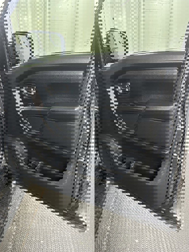 Used 2019 Nissan Titan SV w/ SV Convenience Package image 32