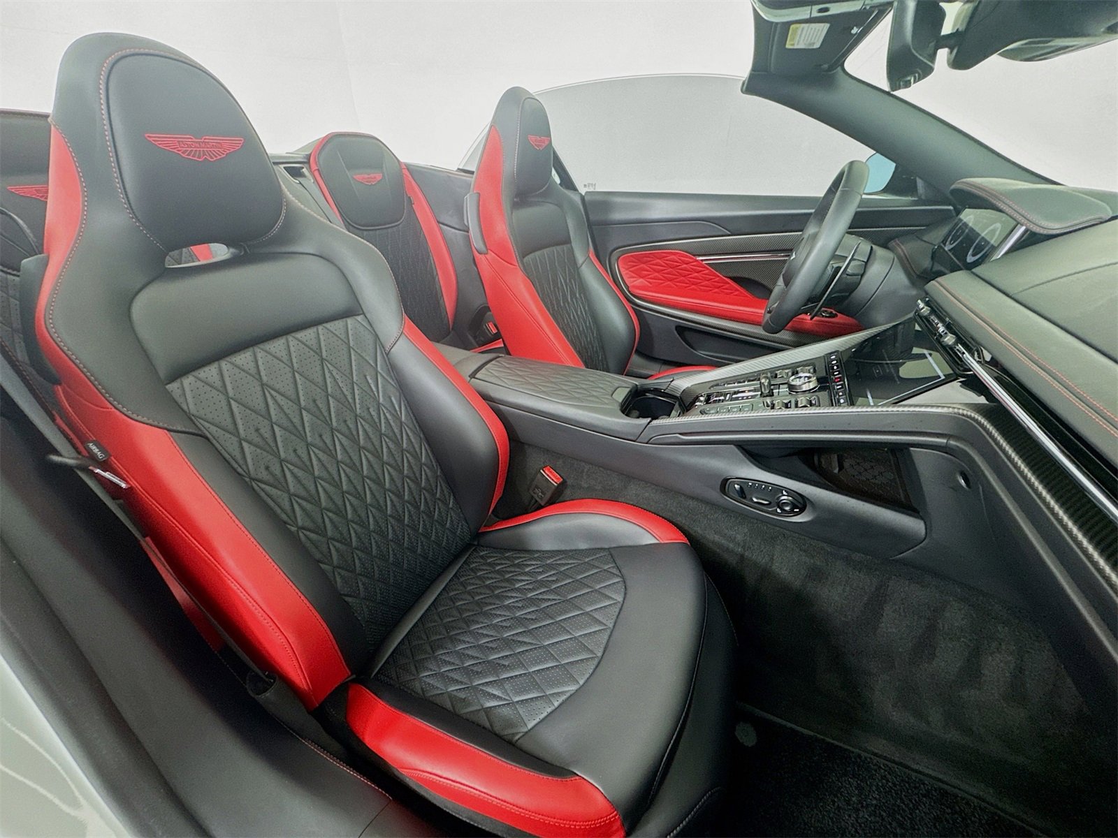 Used 2025 Aston Martin DB12 Convertible image 25