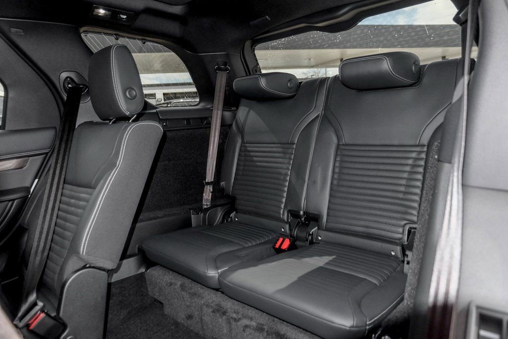 Used 2025 Land Rover Discovery Metropolitan Edition AWD/4WD image 16