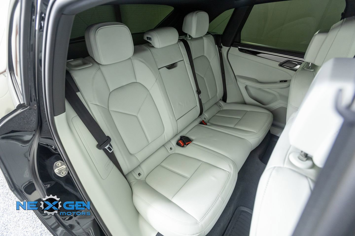 Used 2024 Porsche Macan AWD/4WD image 42
