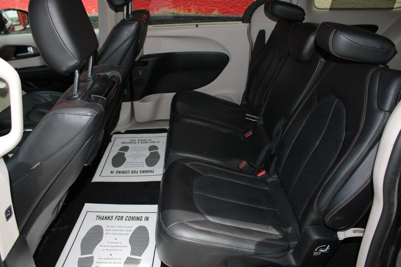 Used 2017 Chrysler Pacifica Touring-L Plus w/ Advanced Safetytec Group image 12