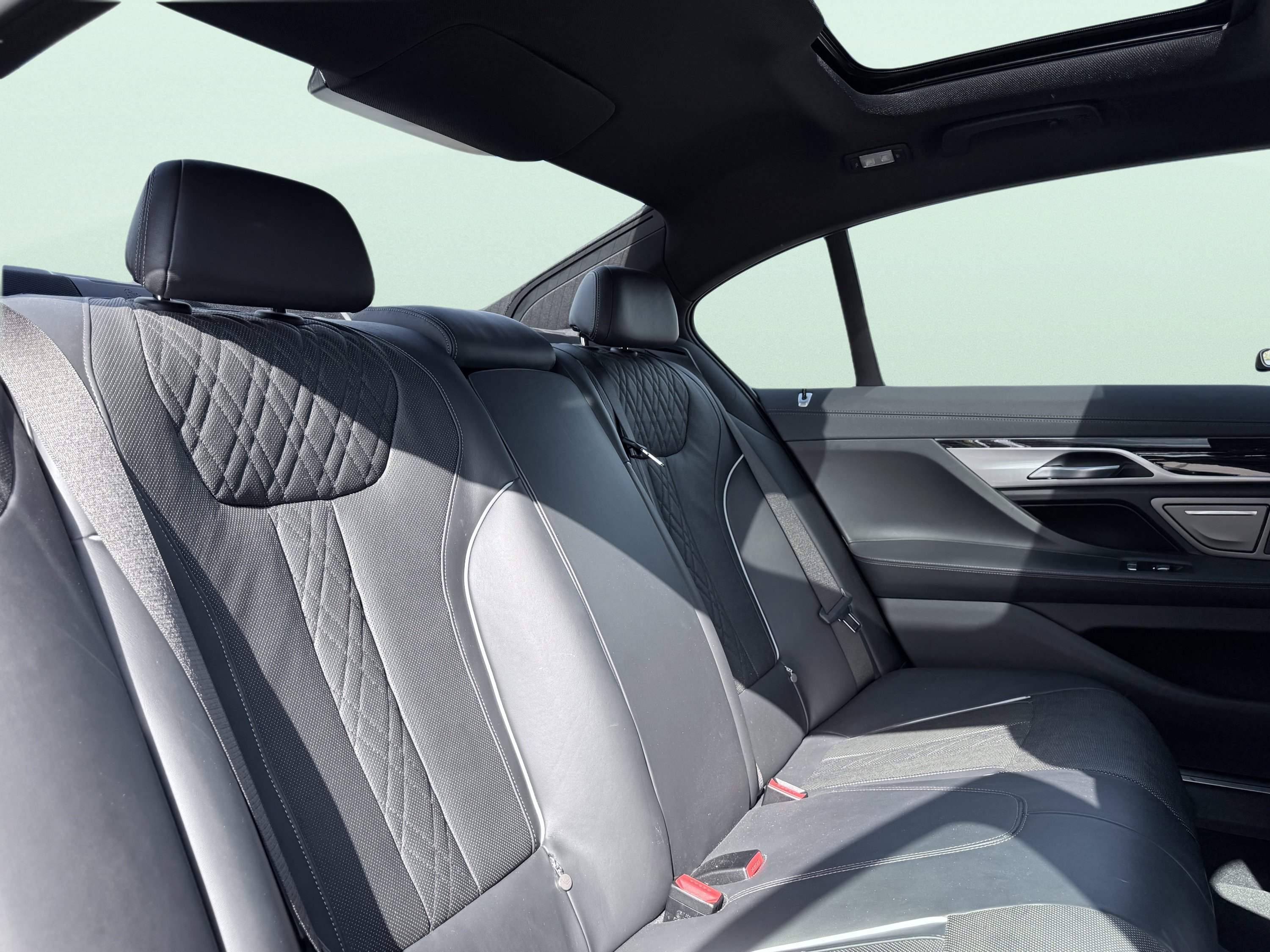 Used 2019 BMW 750i w/ M Sport Package image 25