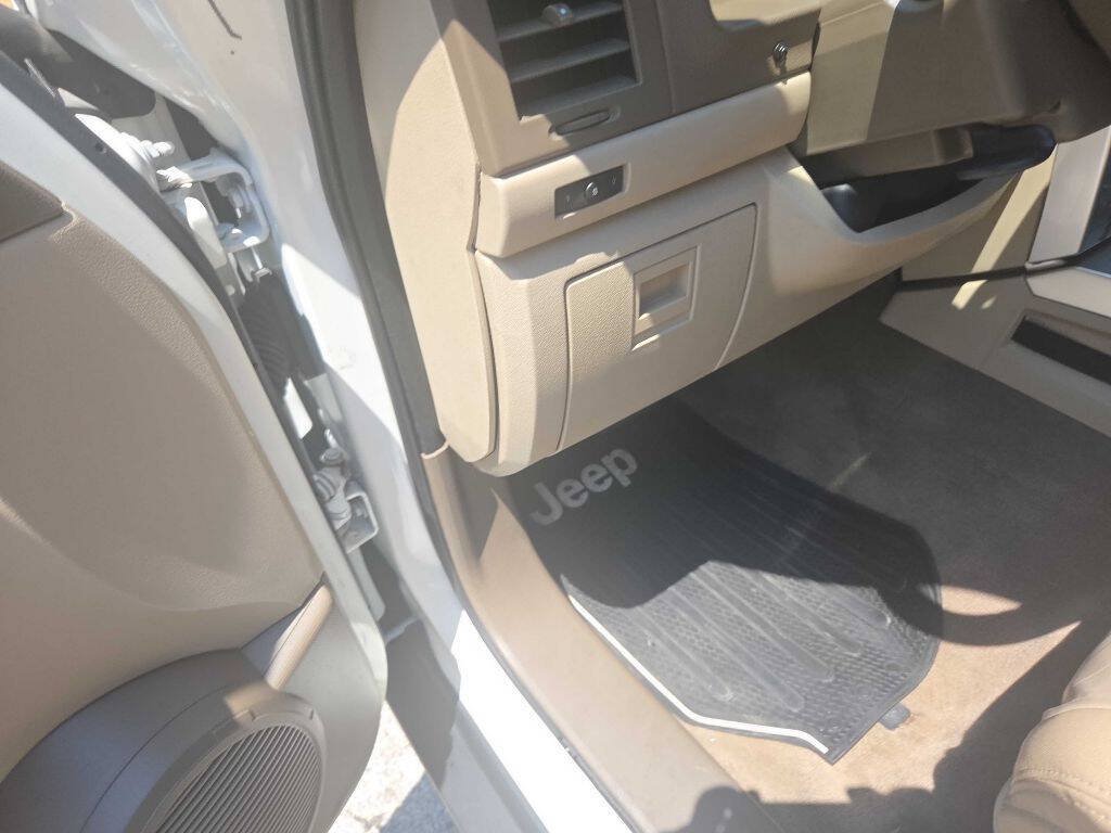 Used 2010 Jeep Liberty Limited w/ Tire & Wheel Group RWD image 32