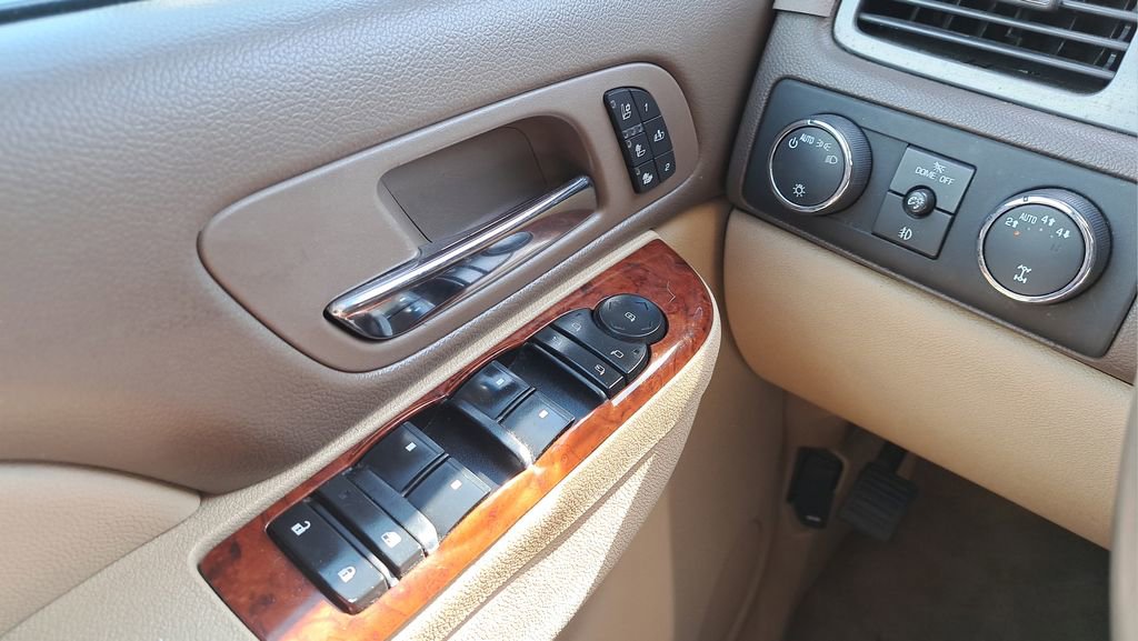 Used 2013 Chevrolet Suburban LTZ image 30