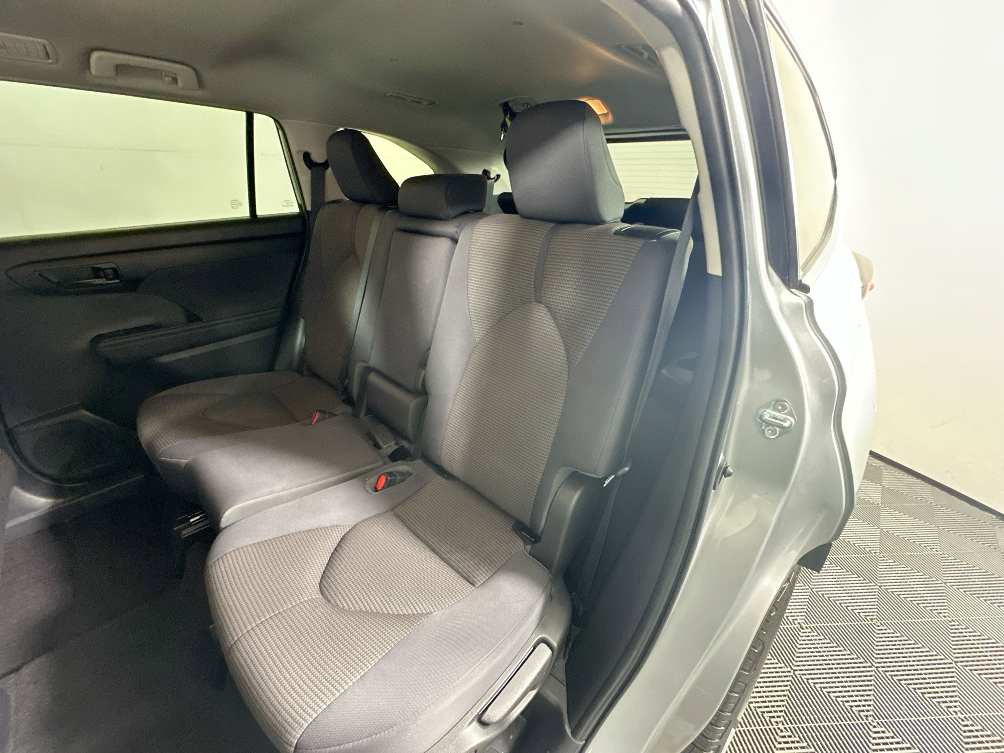 Used 2023 Toyota Highlander L image 26