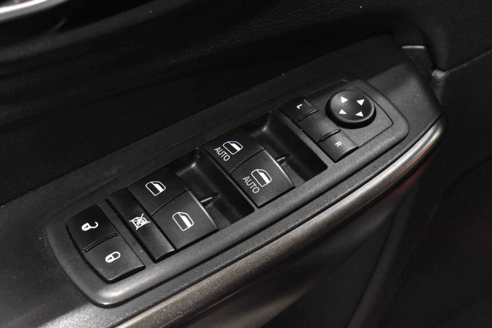 Used 2021 Jeep Cherokee Trailhawk w/ Comfort & Convenience Group AWD/4WD image 10