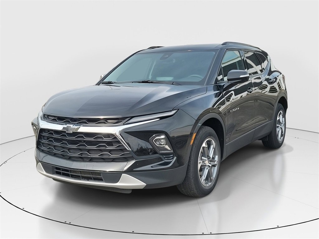 Used 2023 Chevrolet Blazer LT image 2