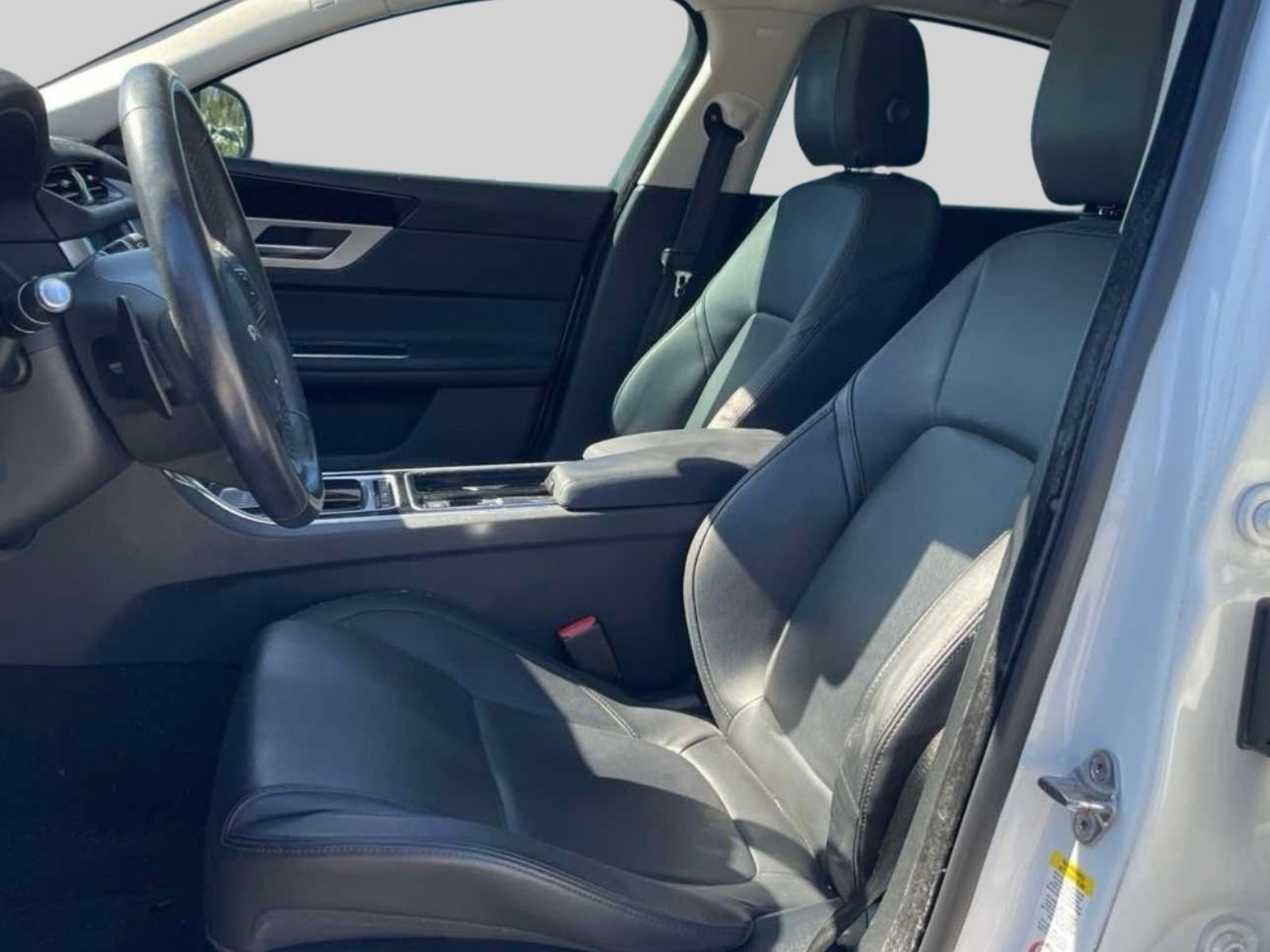 Used 2016 Jaguar XF Premium image 2