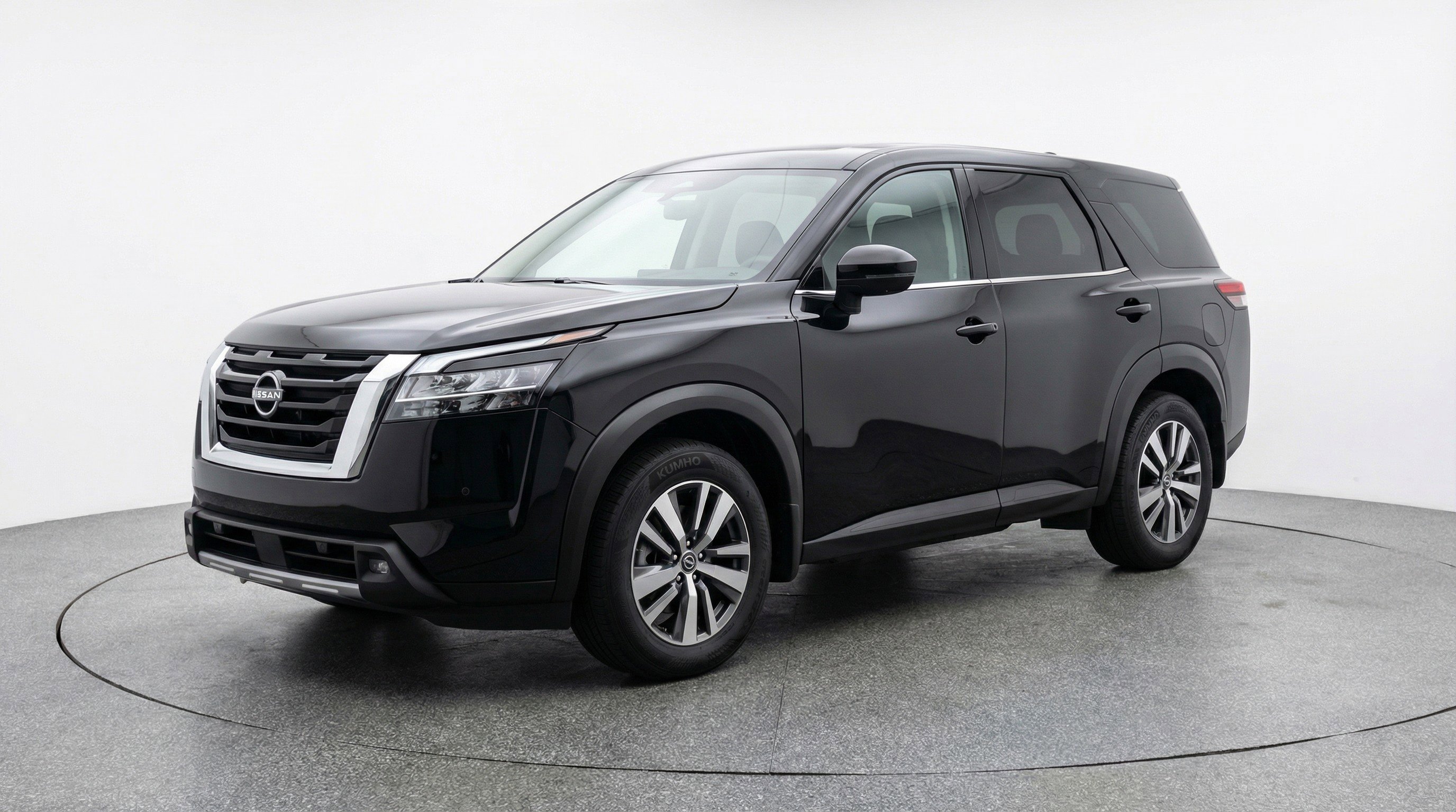 Used 2025 Nissan Pathfinder SV image 3