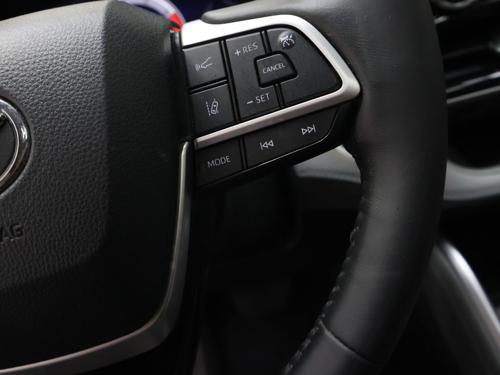 Used 2024 Toyota Highlander Limited FWD image 21