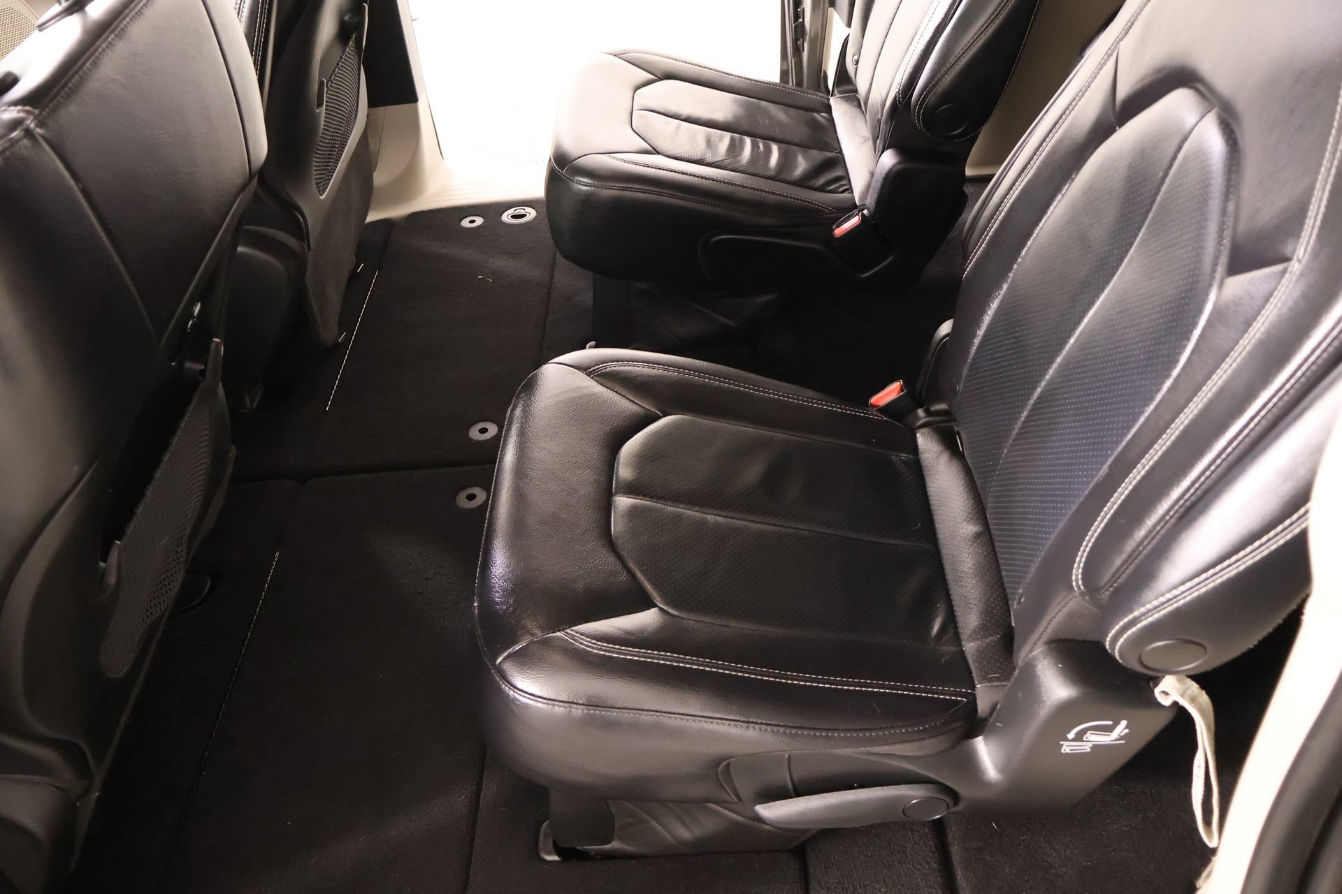 Used 2022 Chrysler Pacifica Touring-L FWD image 11